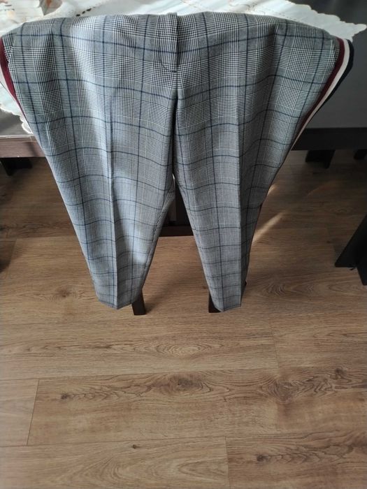 Vând pantaloni de dama, în carouri, mar 42-44