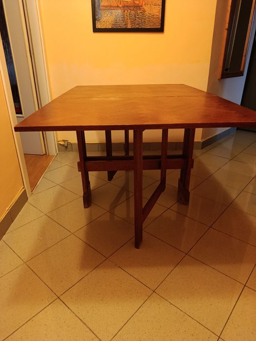 Vând masă extensibilă lemn masiv 6 persoane . Aspect îngrijit și foarte bine păstrată.Grad de uzură zero.
