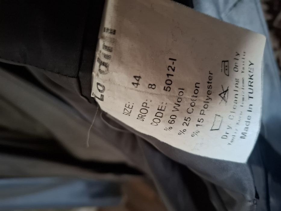 Продам костюм серого цвета