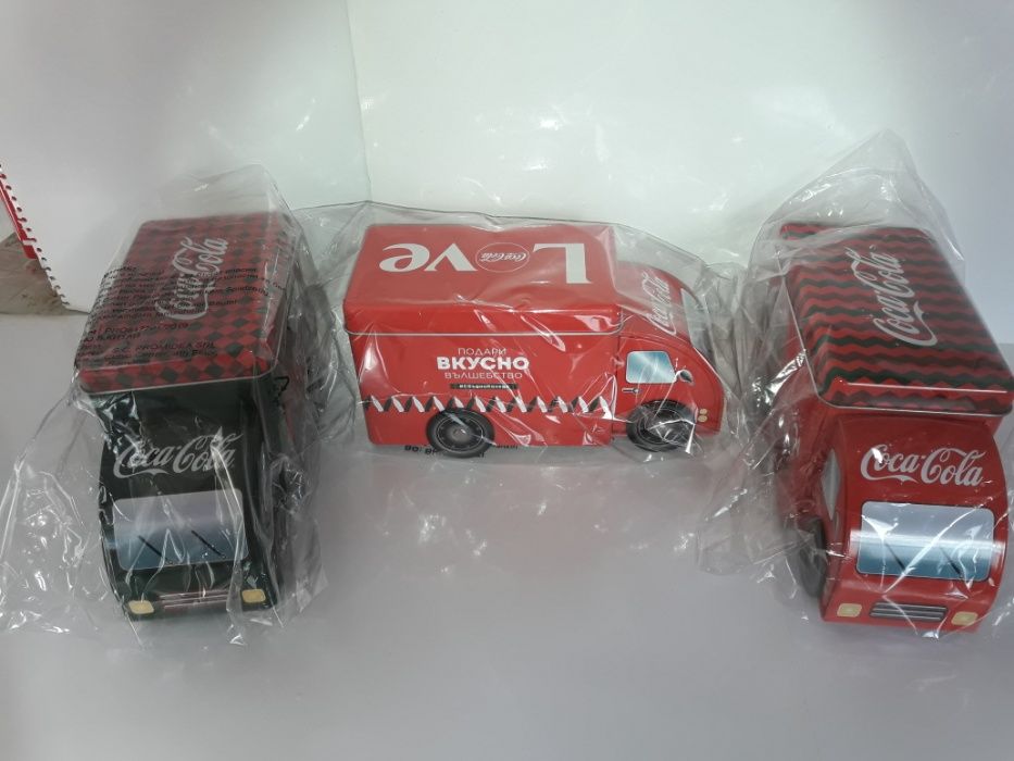 Продавам  трите вида рекламни кутии и  камиончета на Кока Кола.