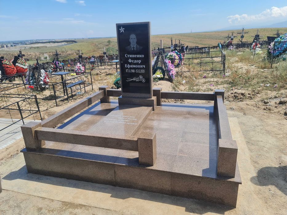 Памятники, мазарные плиты, оградки.