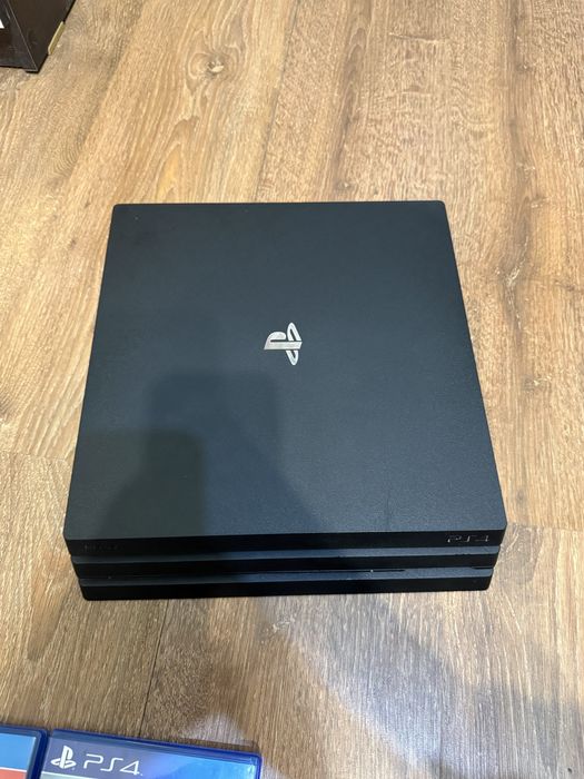 Vând Playstation 4 PRO   1TB  cu 8 jocuri