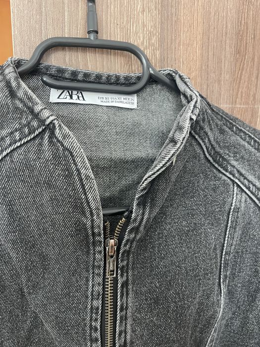 Дънкова рокля Zara с дълъг ръкав над коленете