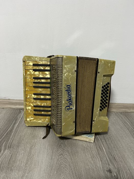 Vand acordeon  Piakordia 32 bași pentru copii/adolescenti