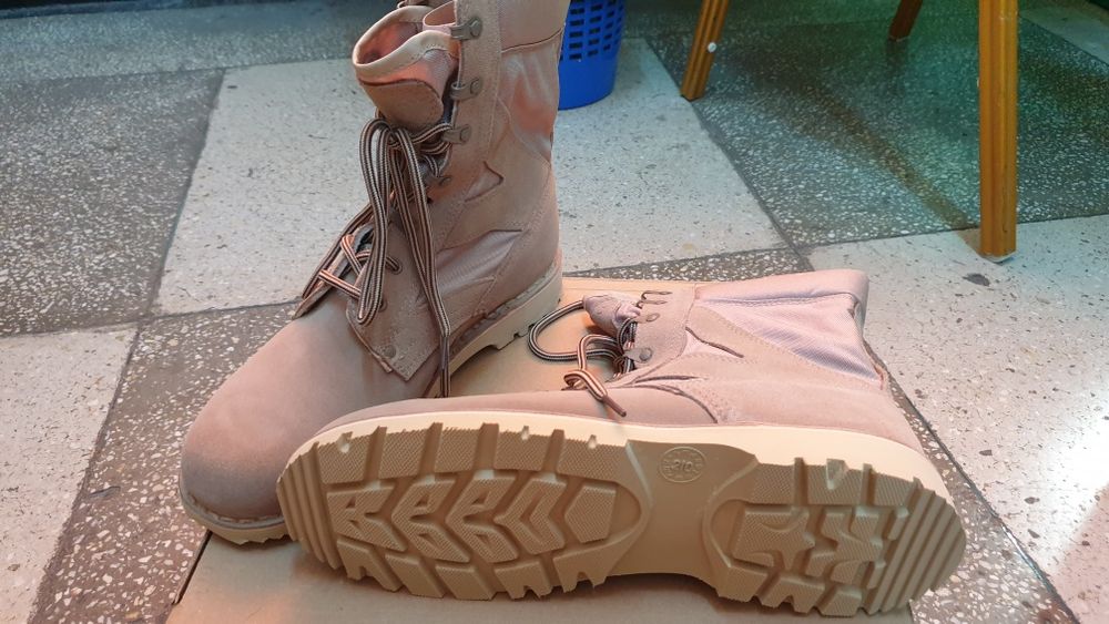 Bocanci militari noi