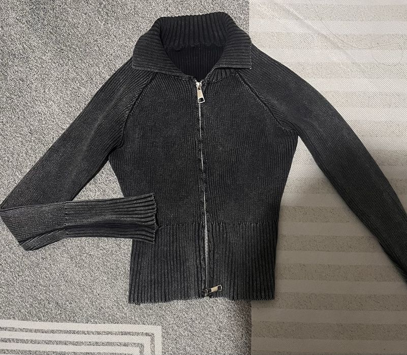 Стильная темно серая  кофта в рубчик