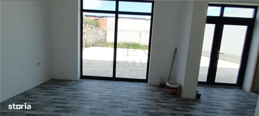 Spatiu Comercial cu 3 usi din sticla si vitrine mari - Elisabetin
