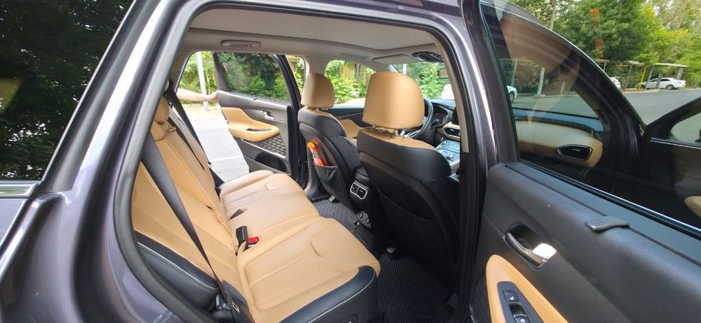 Продаю свой автомобиль Hyundai Santa Fe 2022 года.
