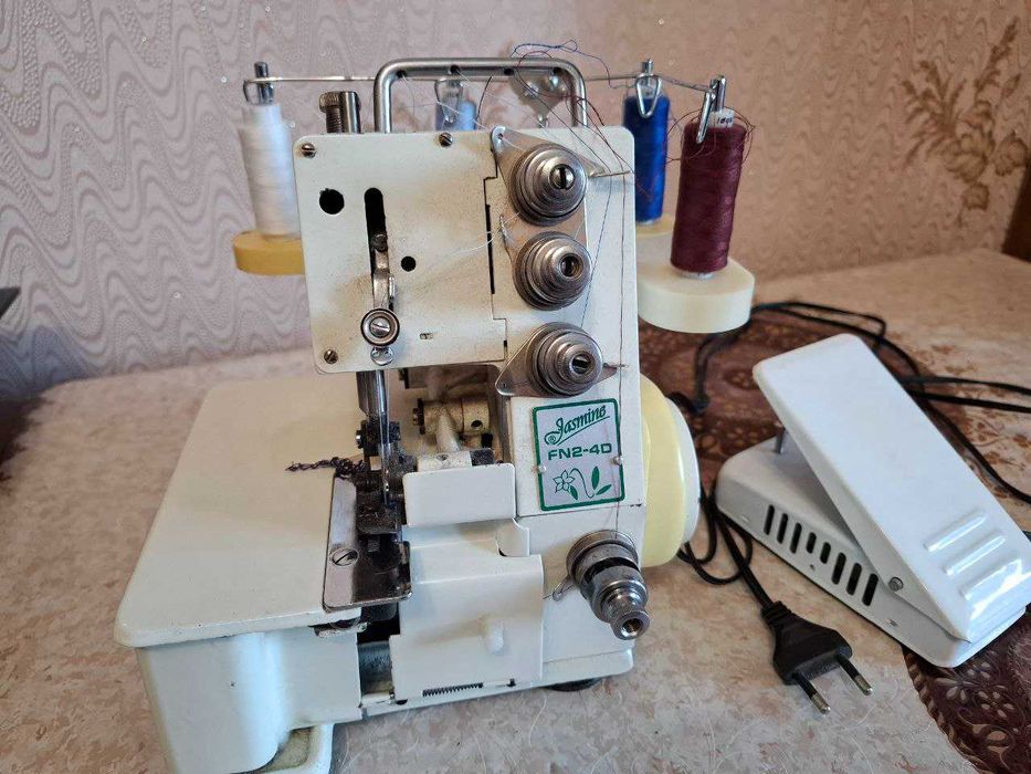 Швейная машина Оверлок