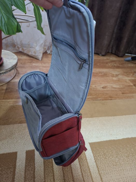 Продается дорожная косметичка.