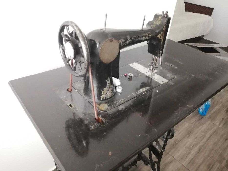 Se vinde mașină de cusut antică Frații Kepich perfect functionala