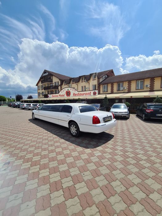 Inchiriez Limuzina Lincoln Town 2008  Car 9 metri