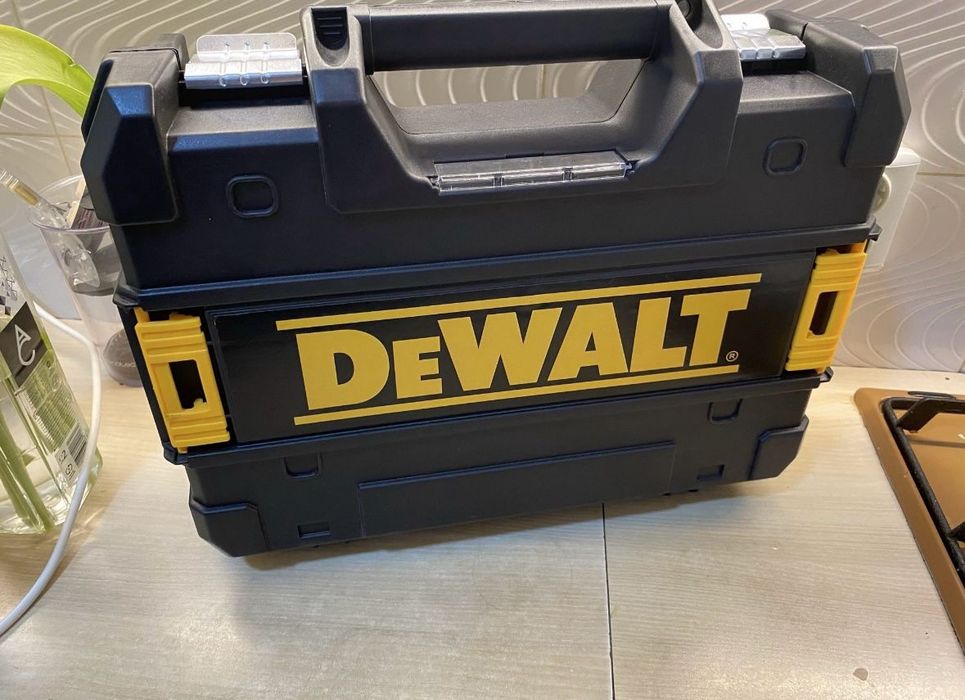 Nivela Laser Dewalt 2 Acumulatori 12V și 2 Ah,unghi 360 grade ,linii verzi