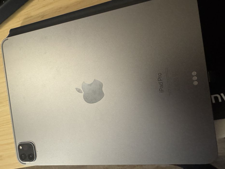 Ipad pro 11 inch 4th gen with magic keyboard and stylus