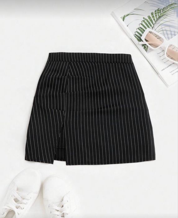 Къса черна пола на райета