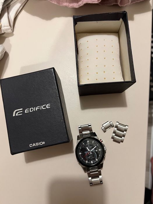 Продавам часовник Casio Edifice EQW A1200