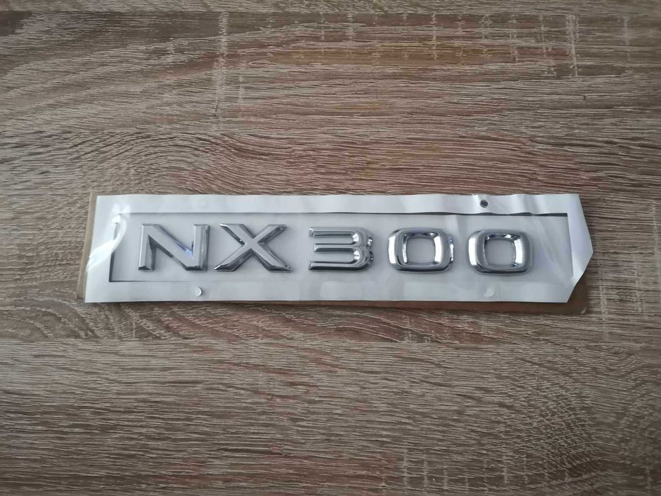сребрист надпис Lexus NX 300