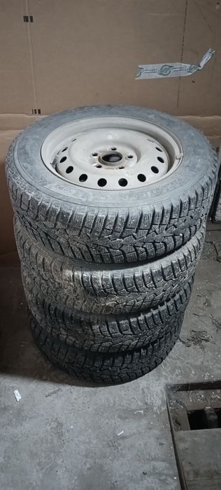 Продам комплект зимней резины на дисках