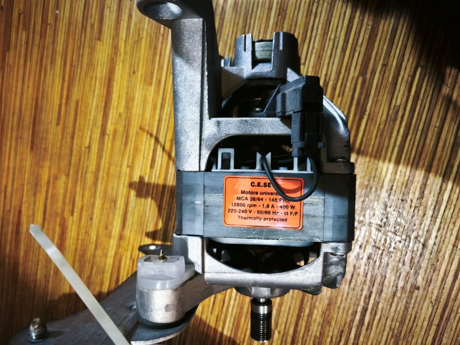 Продам двигатель от стиральной машинки Индезит