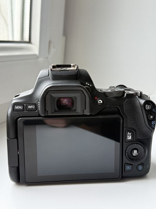 Фотоаппарат Canon 250D
