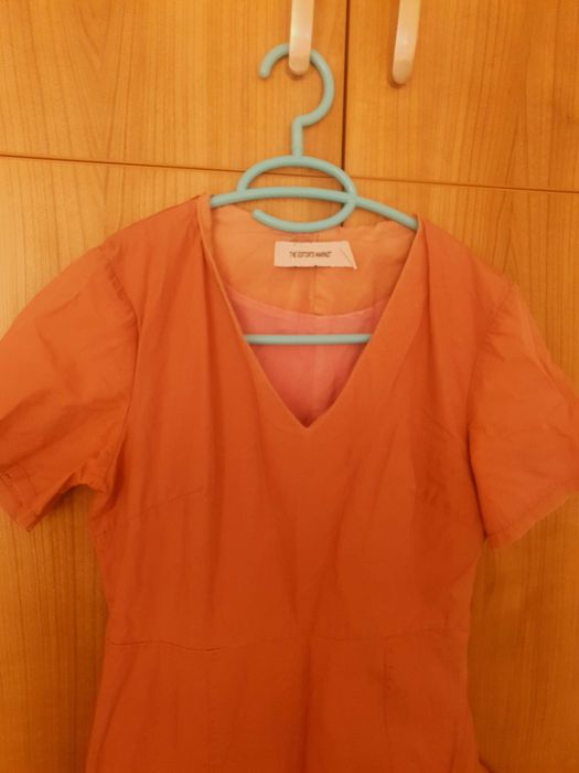 Розова рокля с волани