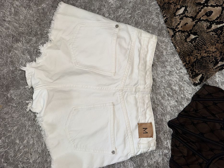 Бели къси гащи и корсет