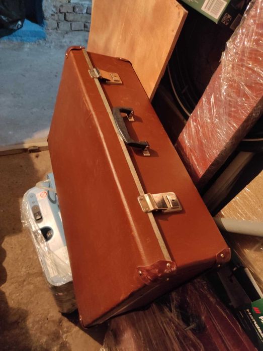 Стар ретро куфар с обков.