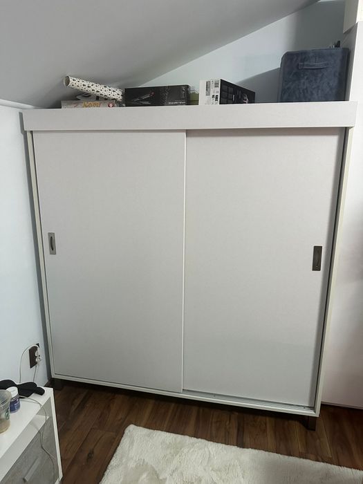 Vand dulap alb aproape nou.