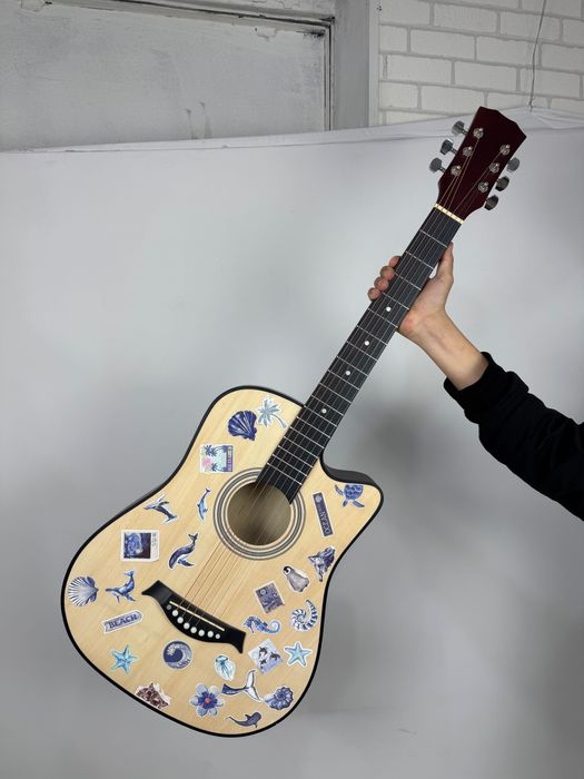 Гитара сотилади