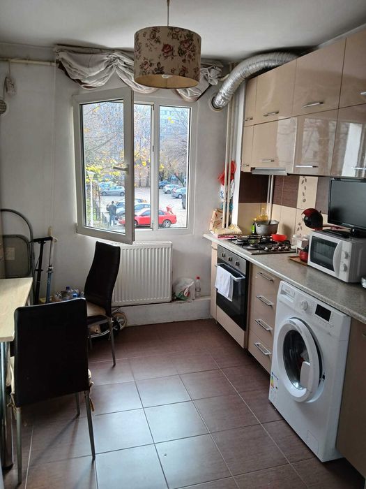 Vind apartament 2 camere , semidecomandat , cf 1