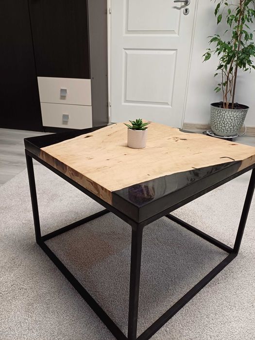 Masuta de cafea din lemn de par cu rasina