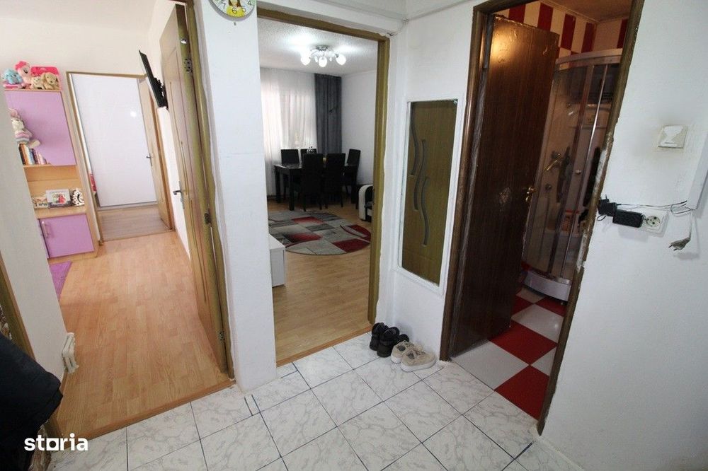 Vând apartament 4 camere în Hunedoara, M7-Trandafirilor, parter înalt