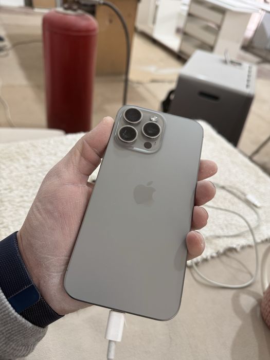 Срочно продам iPhone 15 Pro Max 256gb Titan Silver