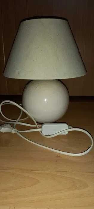 Veioza simpla moderna pentru noptiera