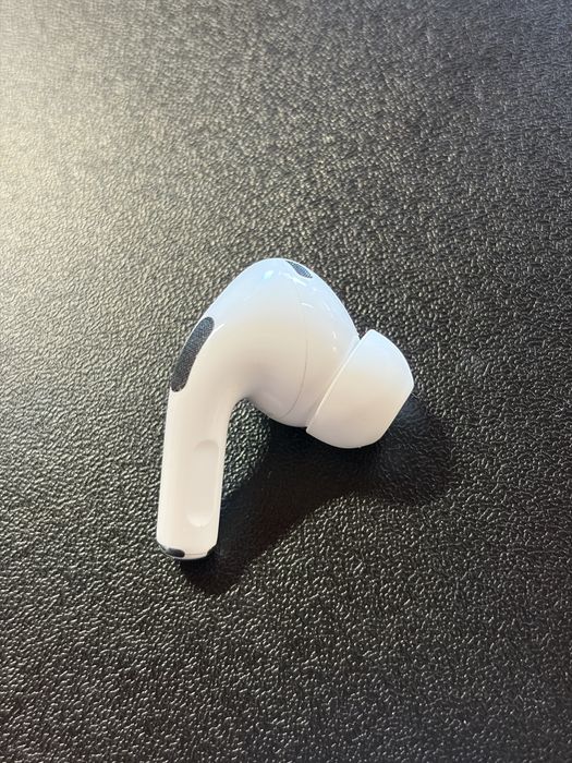 Airpods Pro 2 Lightning с проблем в дясна слушалка