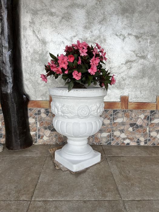 Leagăn XXL din lemn masiv de salcâm cu pui și vaze decorative