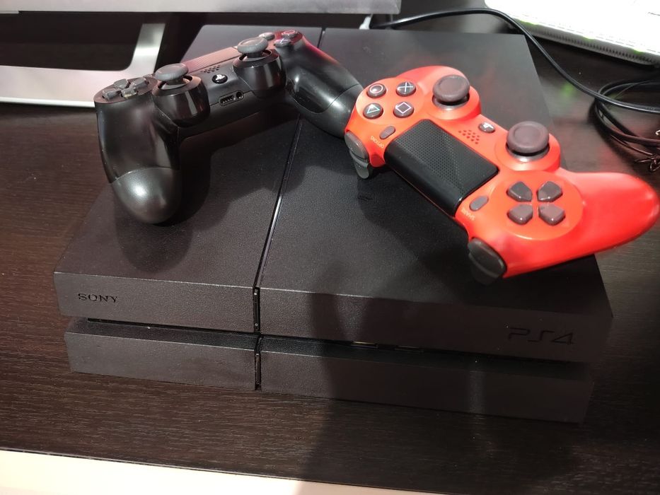 PS 4 de vânzare împreună și cu 3 jocuri