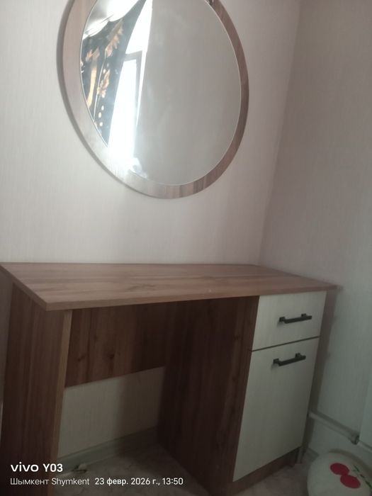 Туалетный столик с зеркалом