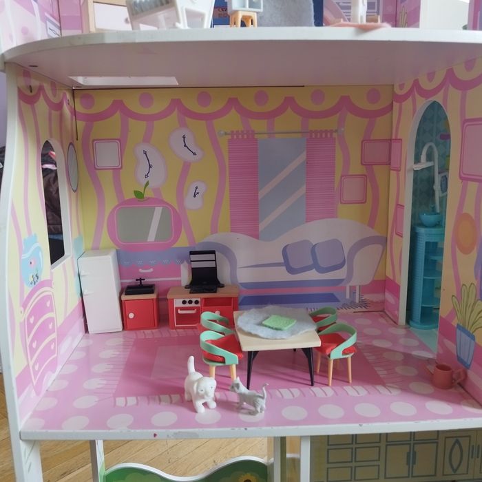 Къща за кукли с обзавеждане и семейство кукли