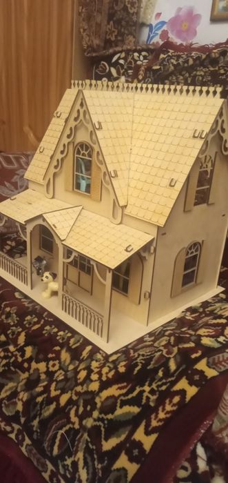 Деревянный кукольный домик