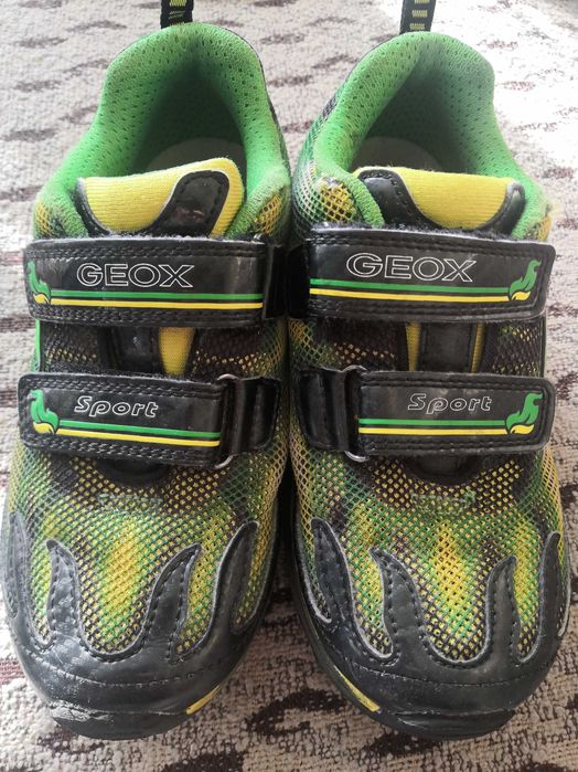 Дишащи, светещи обувки Геокс 32