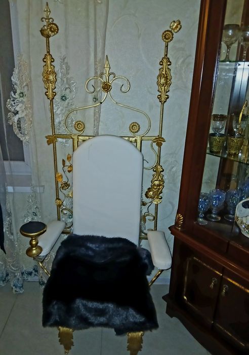 Продам стул трон