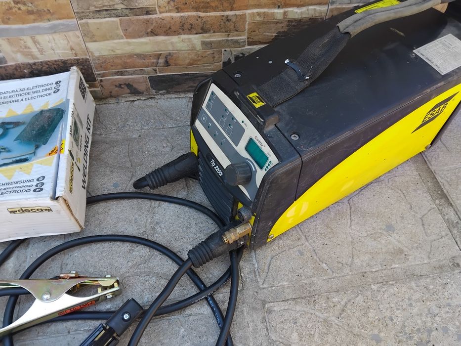 Инверторен Електронен ESAB CADDY2200i   16A-220A 220v за Всички метали