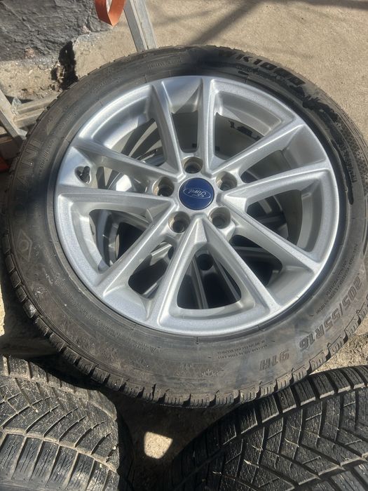 Vand set de jante ford r 16 ,anvelopele sunt aproape noi .205 55 r 16