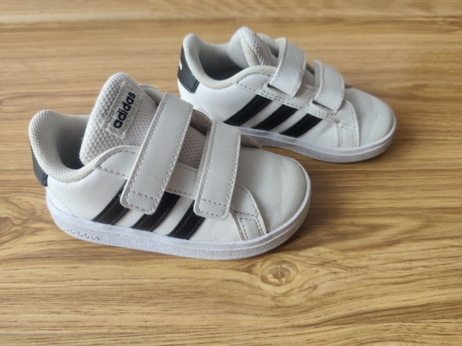 Adidasi albi  Adidas m 22