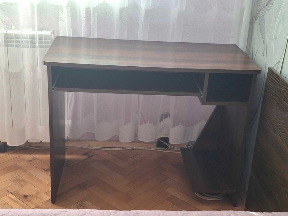 Продавам компютърна маса/бюро с размери 50/100/75 см. -ш/д/в.
