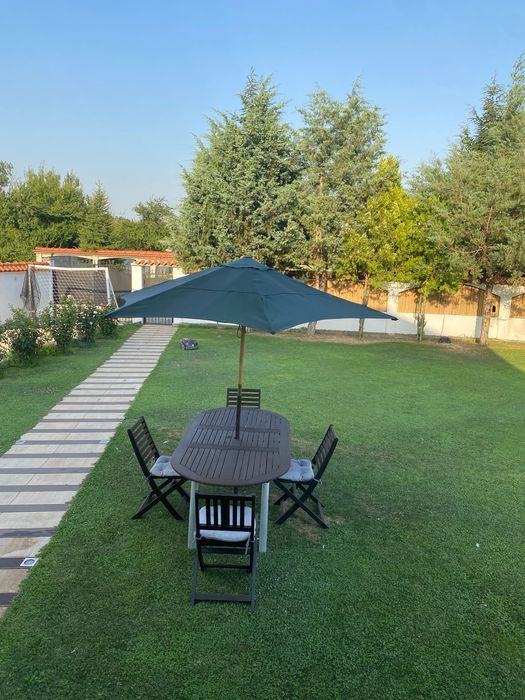 Градинска маса със столове и чадър