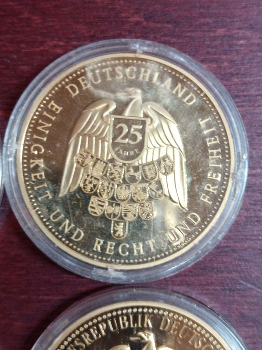 Лот от позлатени плакети