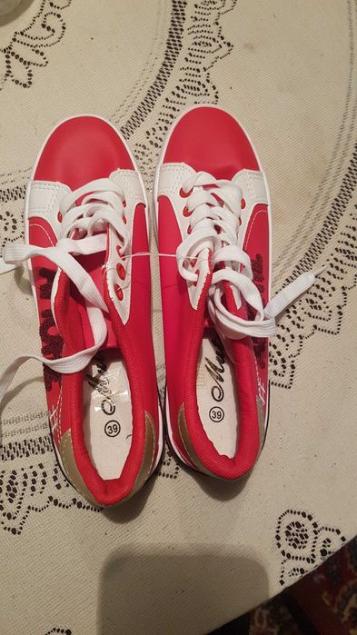 Чисто нови червени маратонки / Сникърси - 39 номер