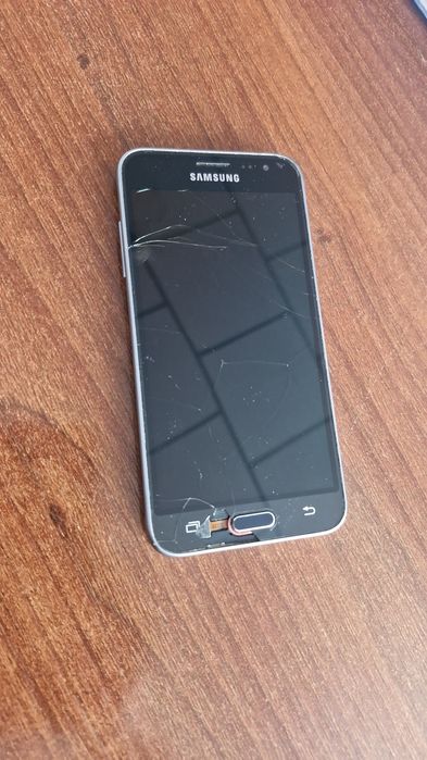 Телефон на запчасти. Экран не рабочий